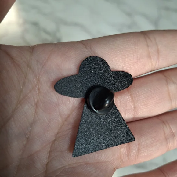 Hello Kitty UFO Pin - Picture 3 of 5